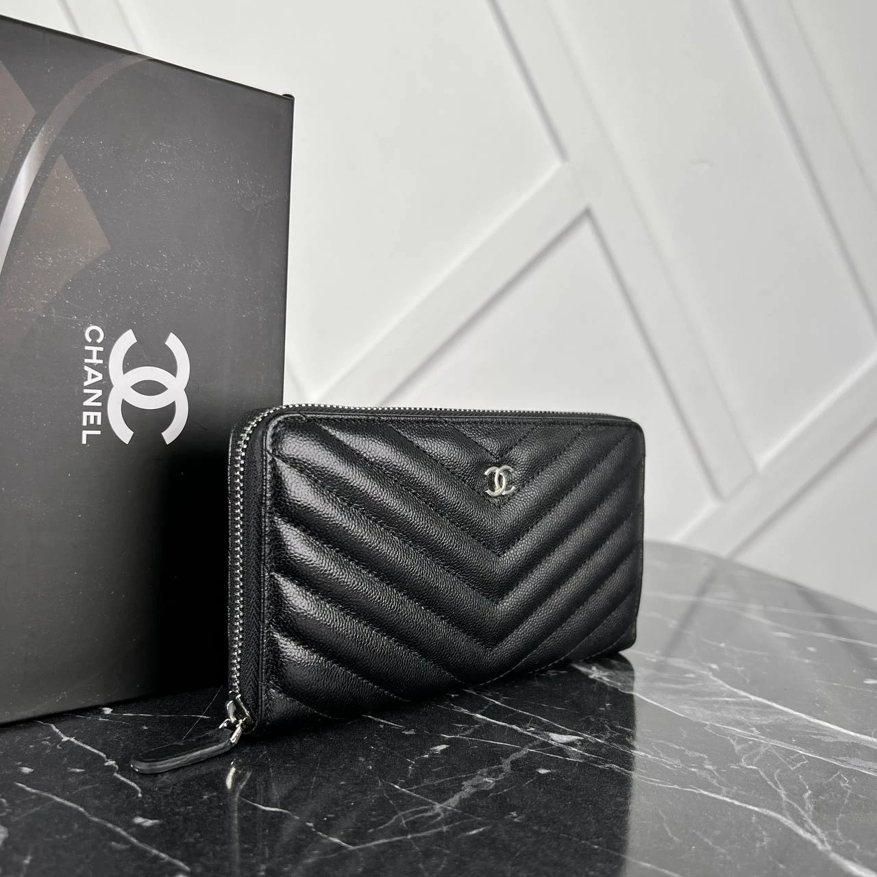 Picture of Chevron Zippy Wallet - Caviar Leather - Silver Hardware