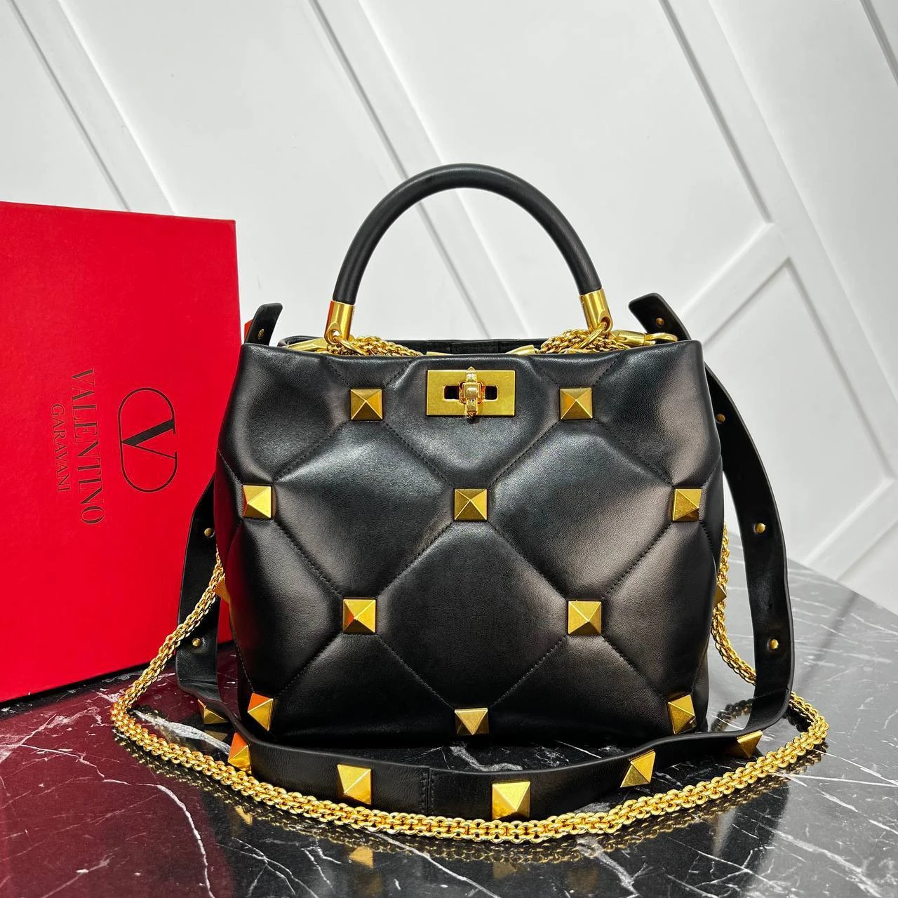 Roman Stud The Handle Bag in Nappa的图片