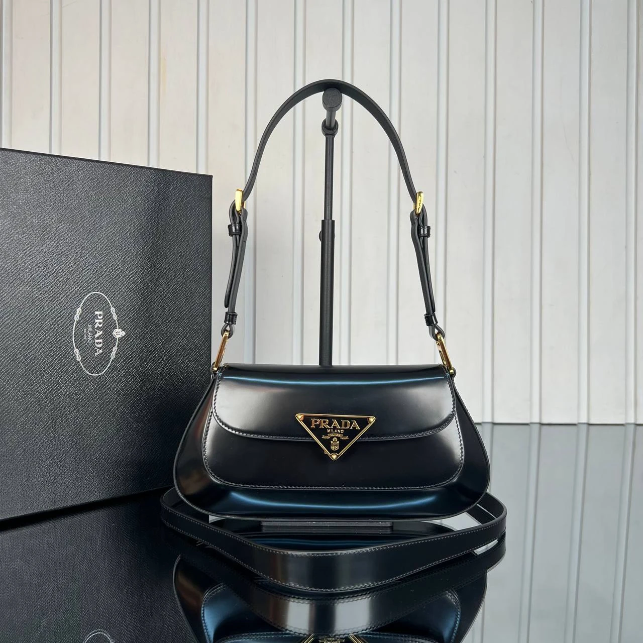 Brushed Leather Shoulder Bag - Black的图片