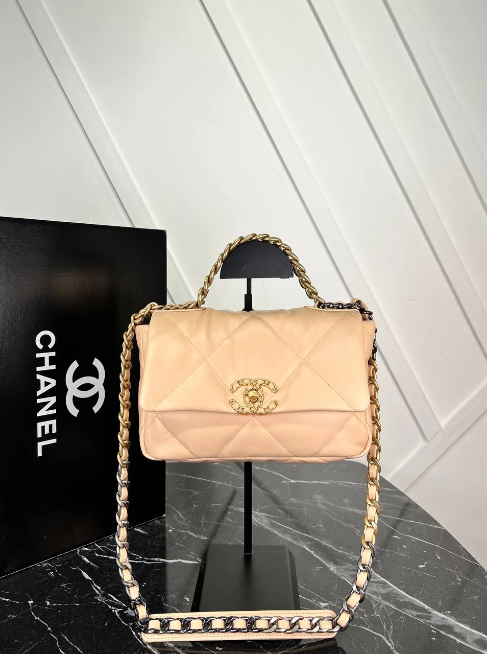 19 Genuine Leather Flap Bag  - Beige的图片