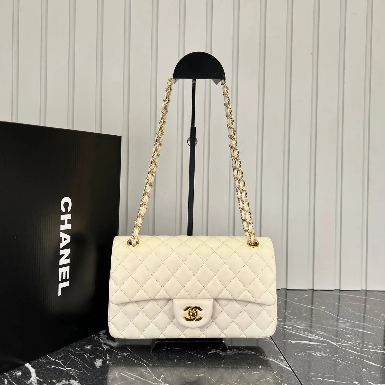 2.55 Cappitone Classic Flap Bag  - Off White的图片