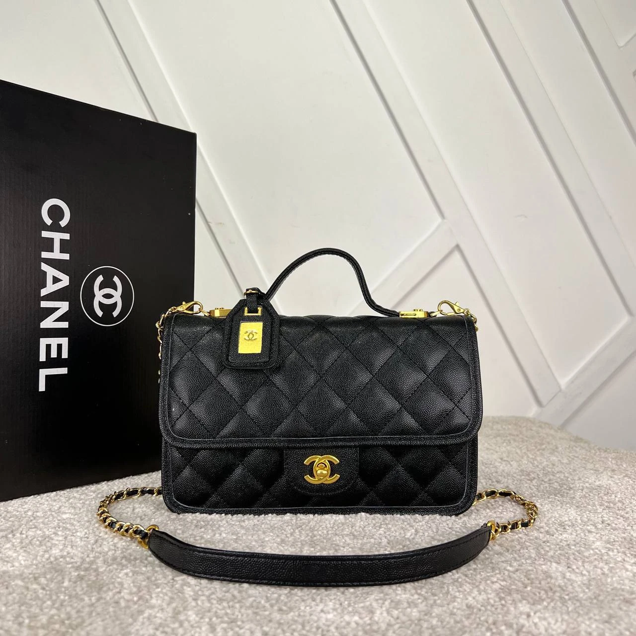 22 Cappitone Top Handle Flap Bag的图片