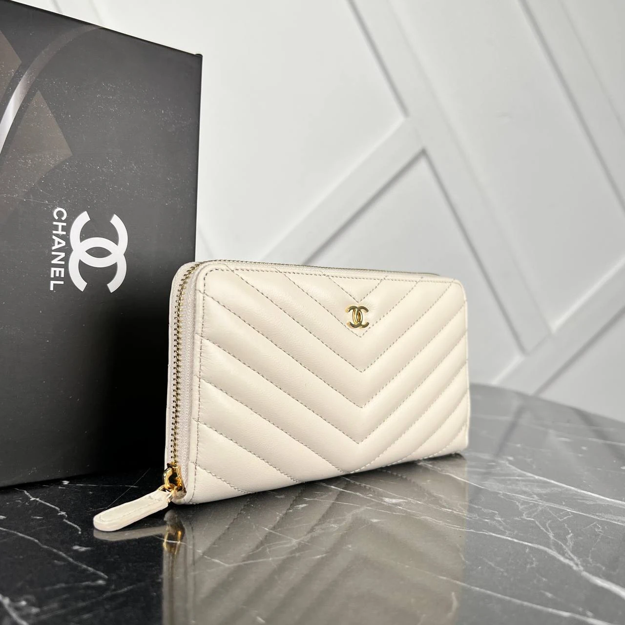 Picture of Chevron Zippy Wallet - Mother-of-pearl white