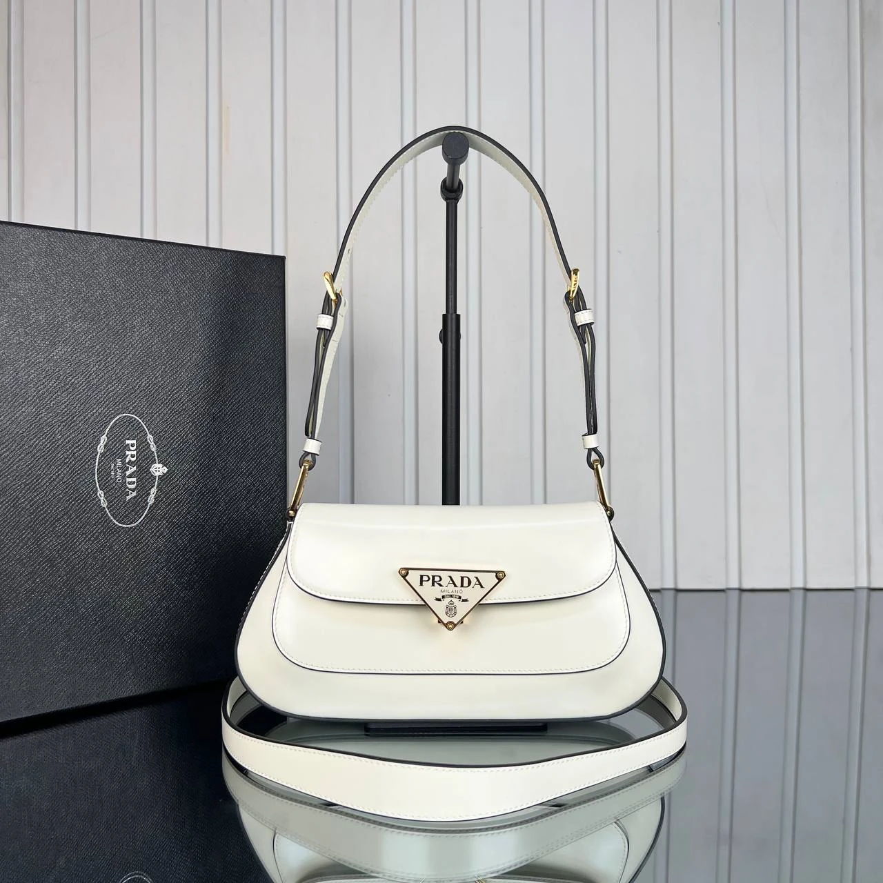 Brushed Leather Shoulder Bag - White的图片