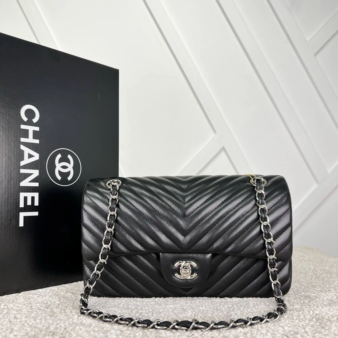 2.55 Chevron Classic Flap Bag  - Silver Hardware的图片